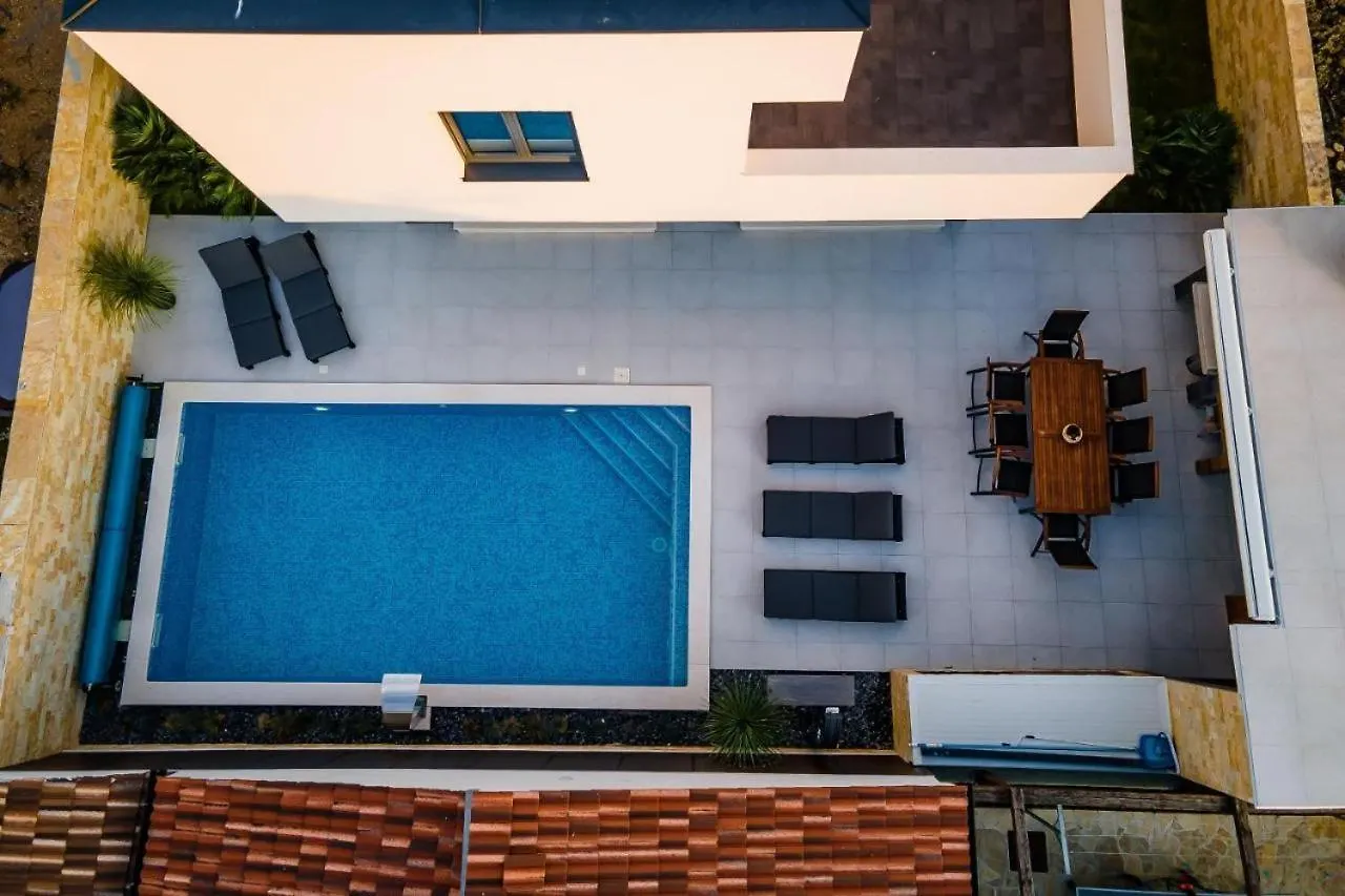 Villa Lisa By Belmont Realty Privlaka