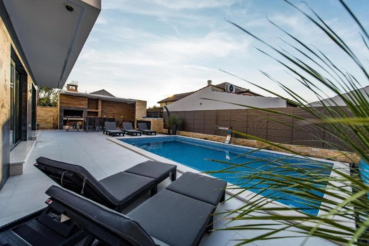 Villa Lisa By Belmont Realty Privlaka